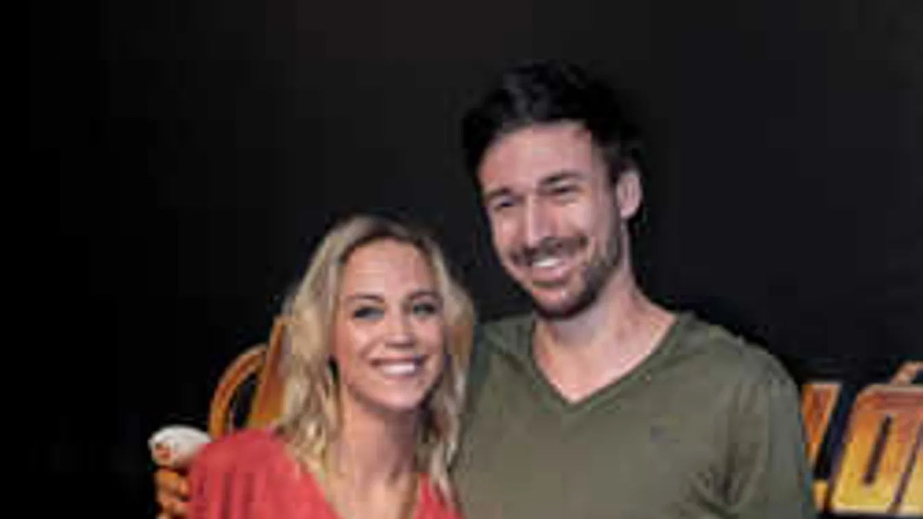 Itt az első fotó, a magyar sztárpár megmutatta gyermekét