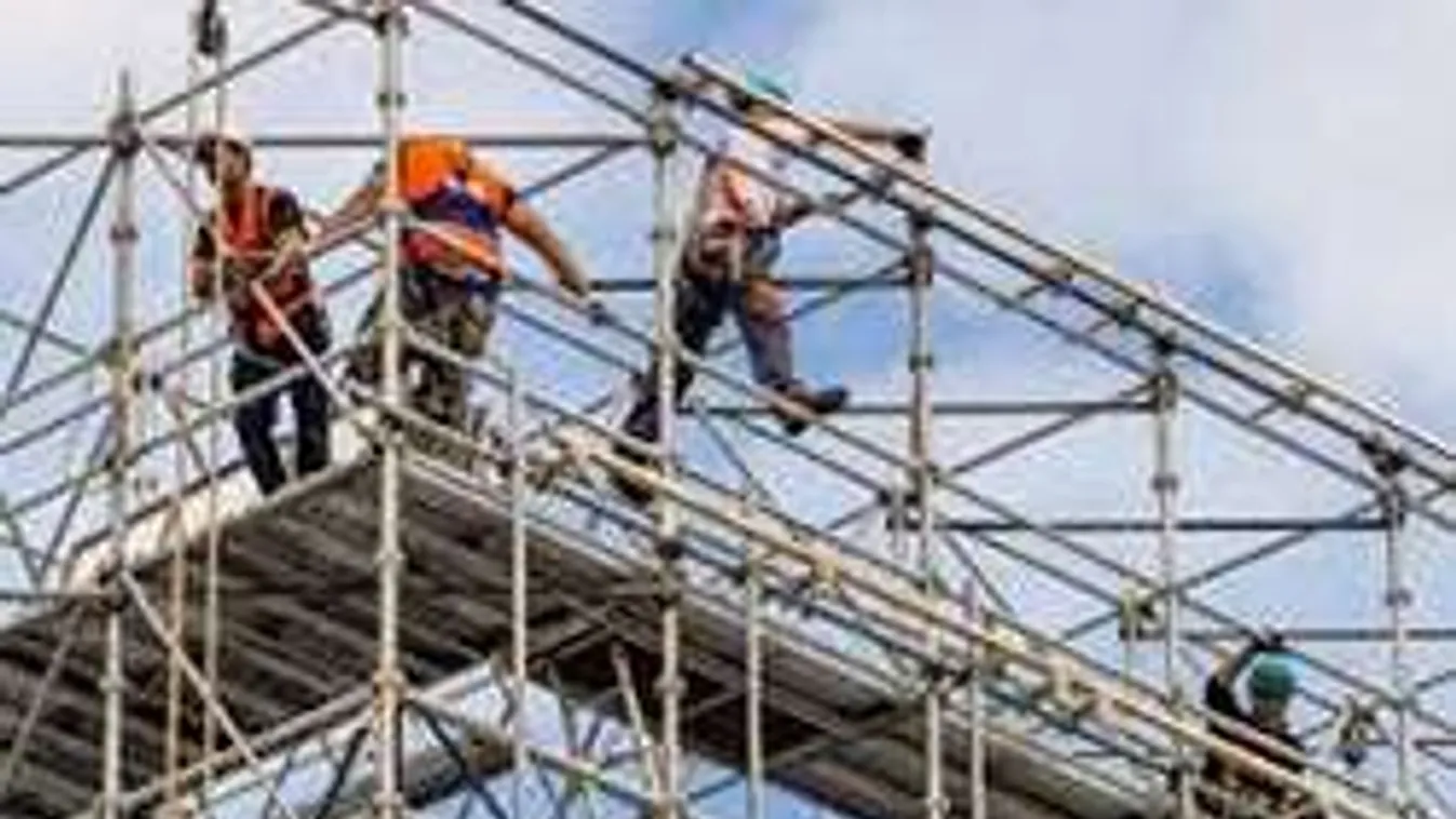 Felnyársalta az állványzat a tetőről lezuhanó magyar munkást!