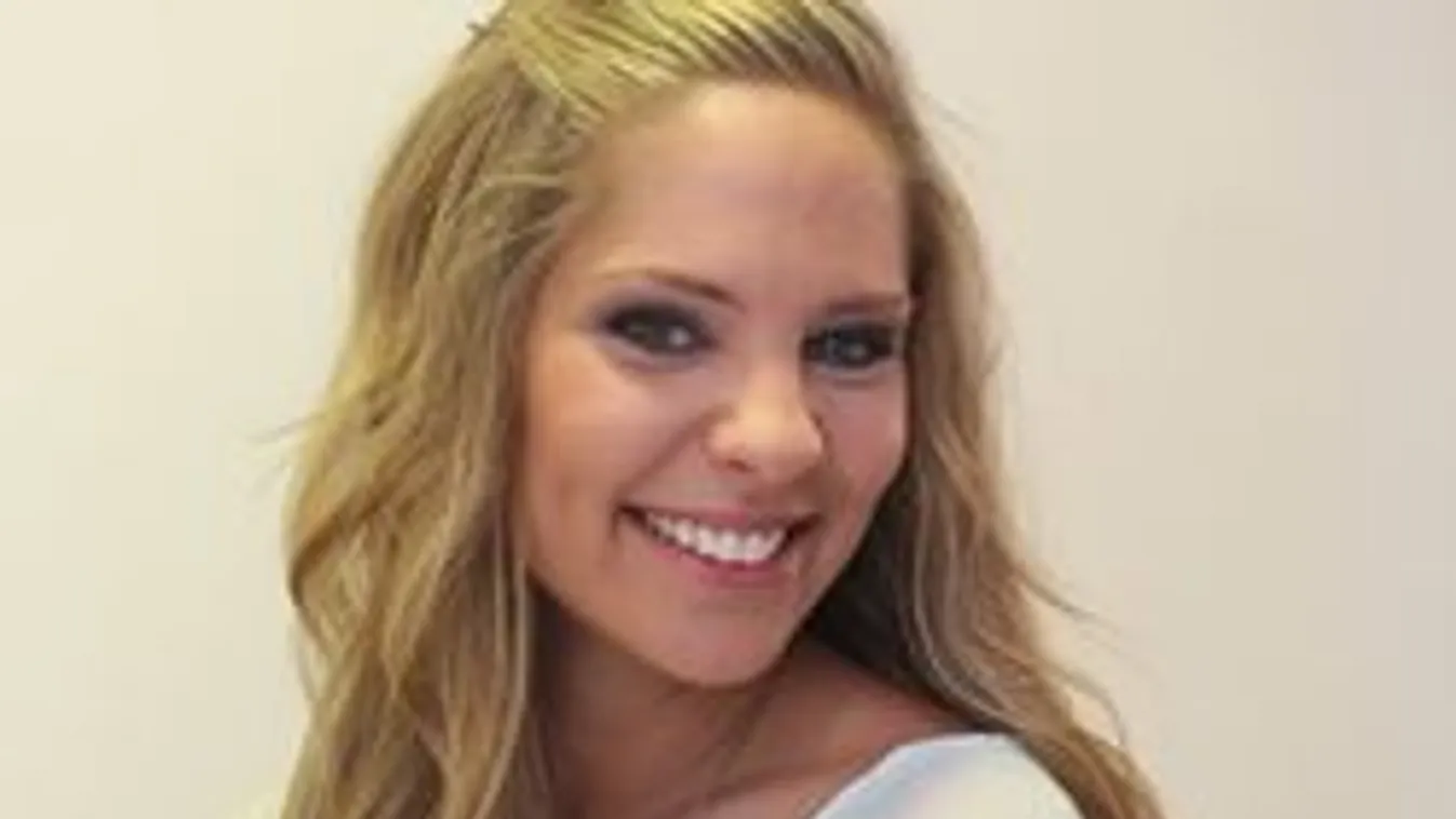 Brutális dekoltázs! Szétcsúszva bulizott Ada