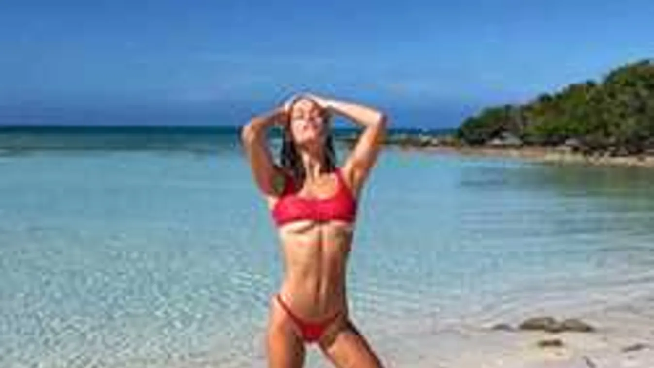 Lekerült a felső, megmutatta észbontó melleit a szőke színésznő