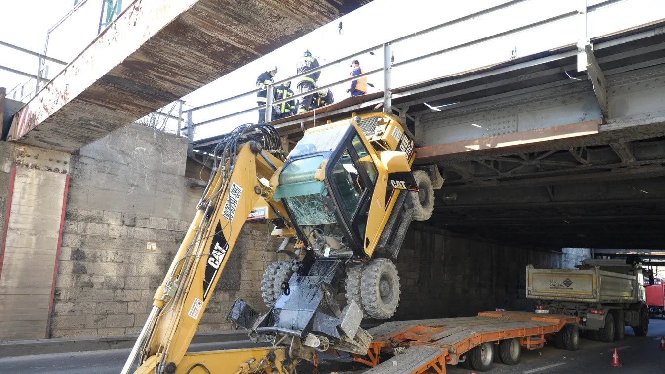 Ilyet se láttál még: Felüljáró tett be a nyergesvontatónak – fotóval