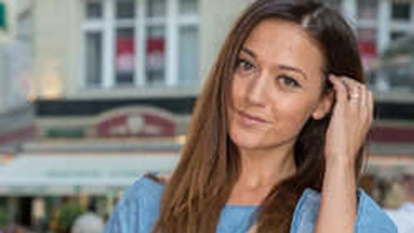 Váratlan gólyahír, babát vár a TV2 gyönyörű sztárja