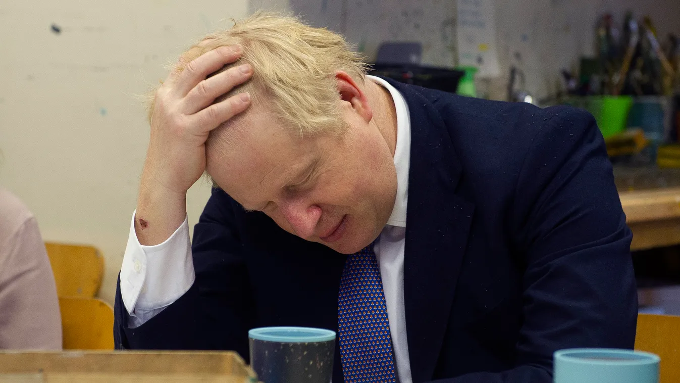 Áll a bál, buliztak a nemzeti gyásznapon a brit miniszterelnök hivatalában