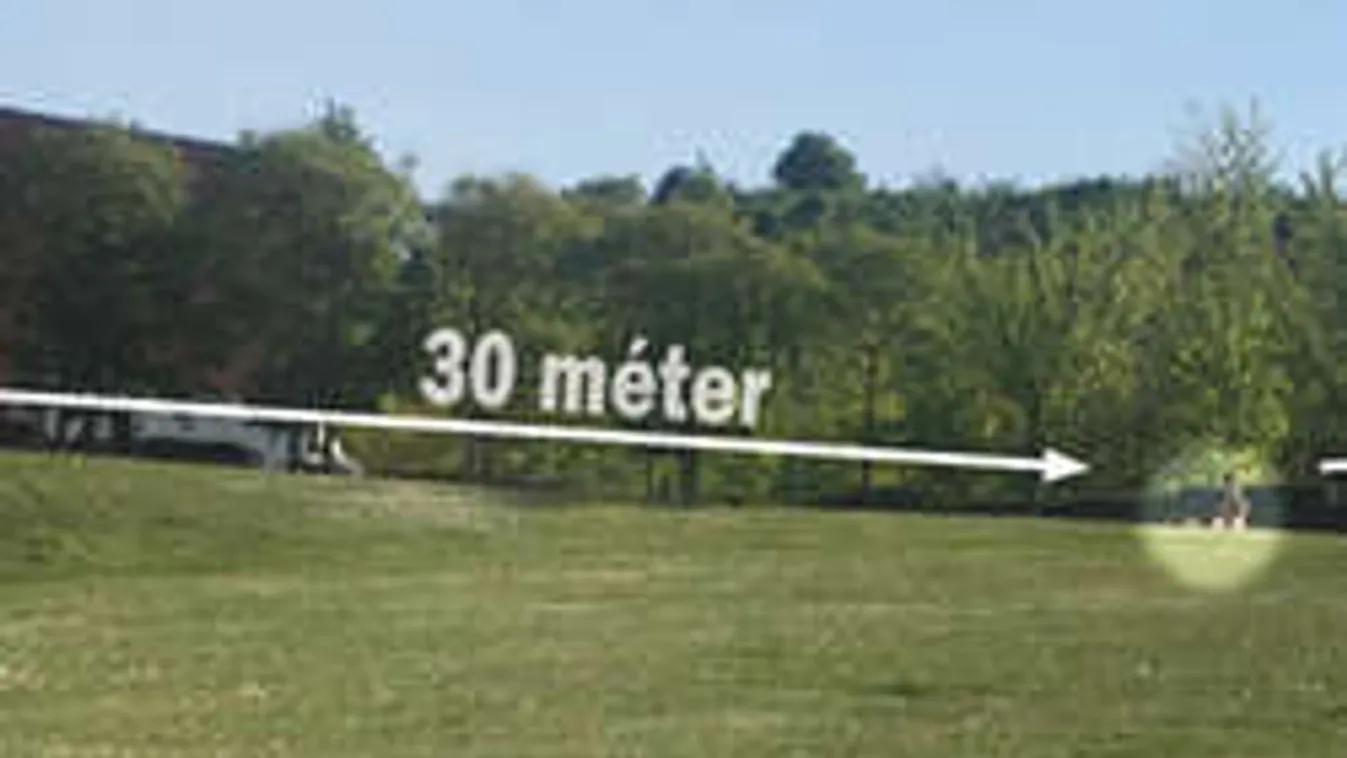 Egy budapesti plázánál vetkőzött neki a nudista! - Fotó!