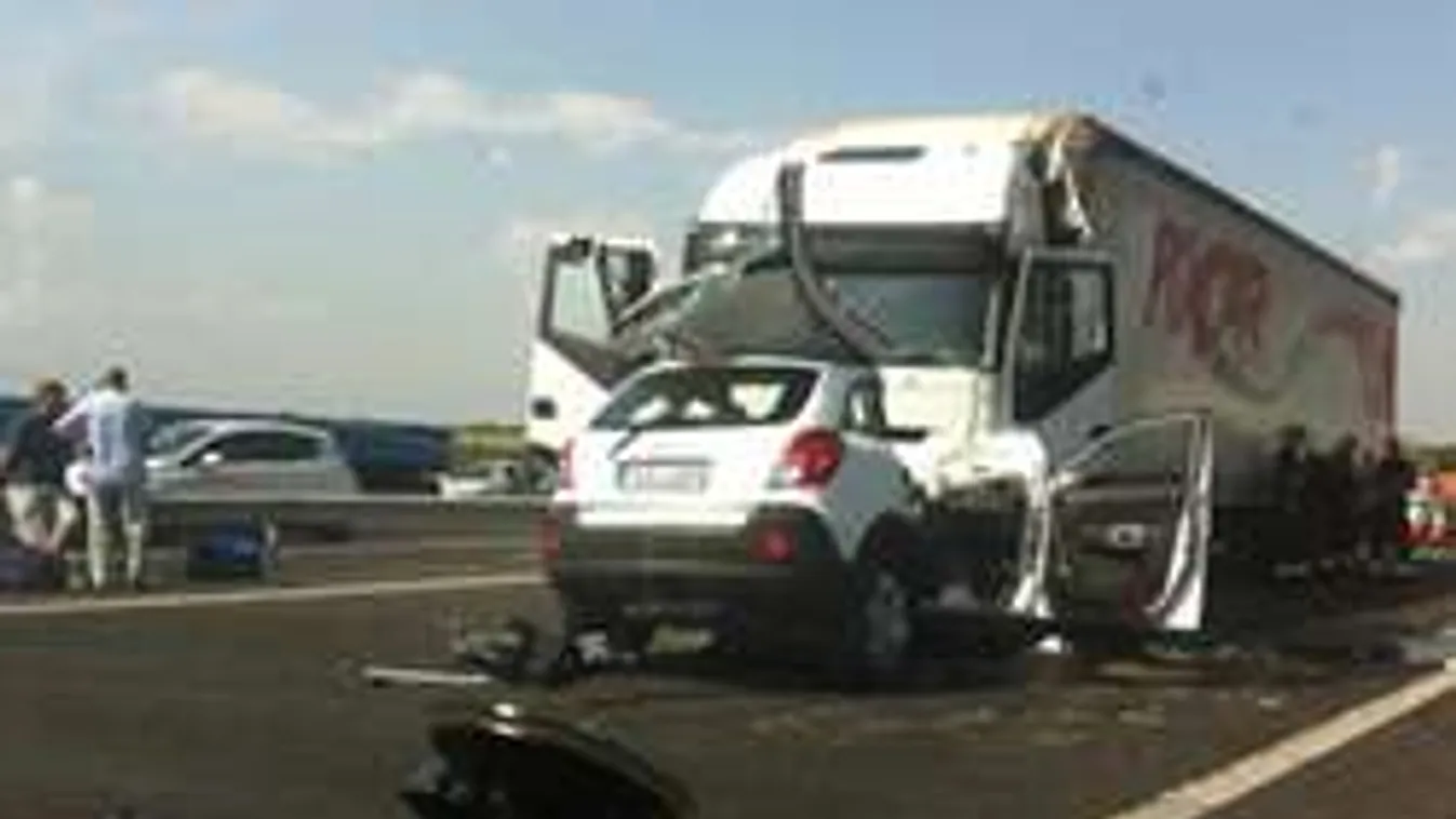 Sokkoló fotók az M7-esről! Eltűnt az autó fele a kamionban!