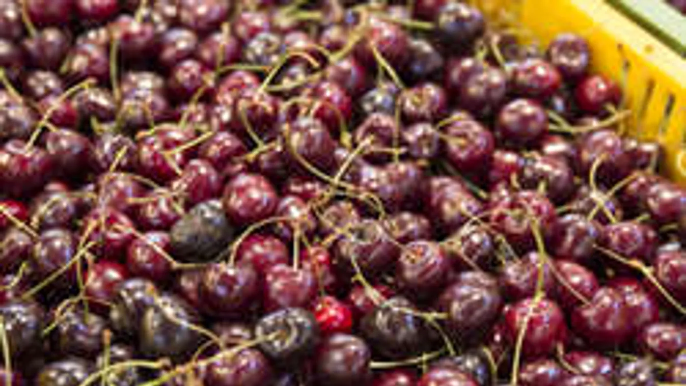 Aranyárban mérik a cseresznyét a piacon