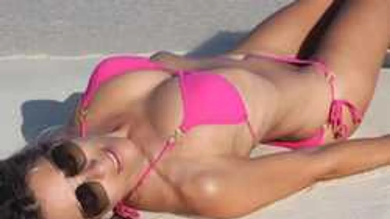 Brutálszexi bikinikben villantotta meg tökéletes alakját a dögös sztármami