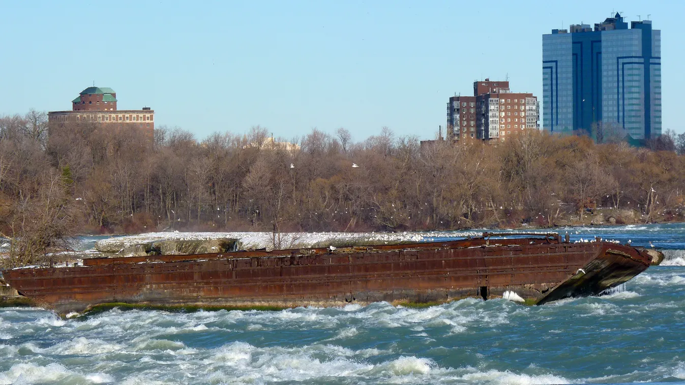 Megtörtént a csoda: kiszabadult a fogságból a 101 éve elsüllyedt uszály