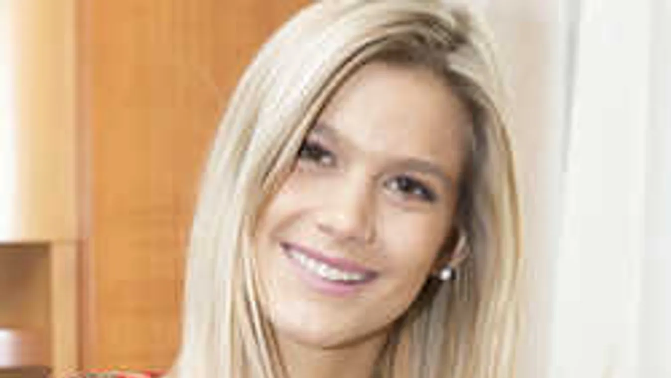 Párja nélkül kell bizonyítania Weisz Fanninak