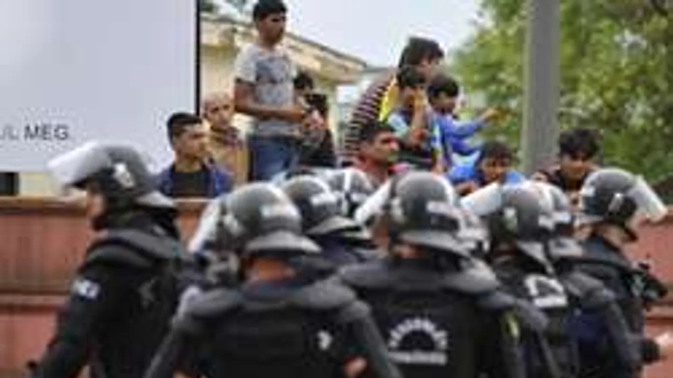 Elszabadult a pokol! Debrecenben kitörtek a táborból a menekültek, már támadnak