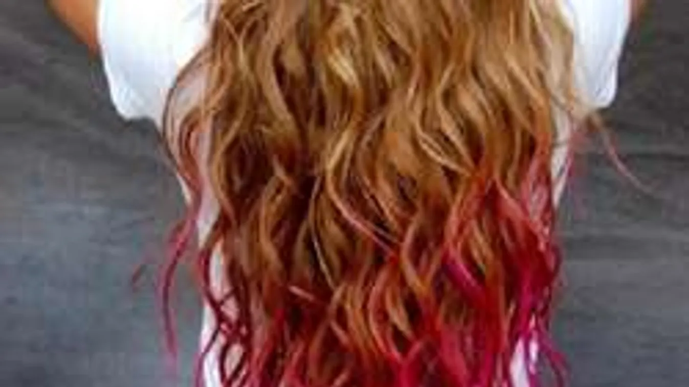 Új őrület, krepp papírt tekernek a hajukra a nők