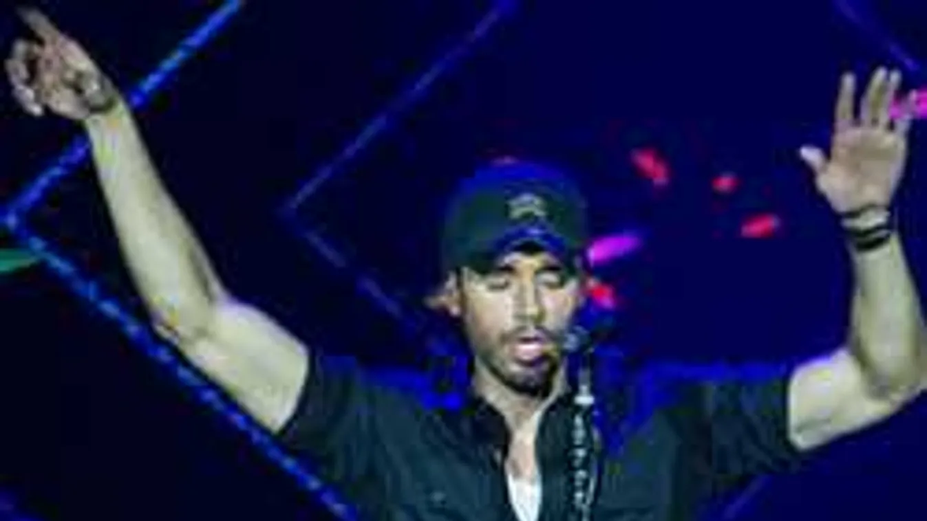 Nagyon rámozdult Lalira a szívtipró sztárénekes