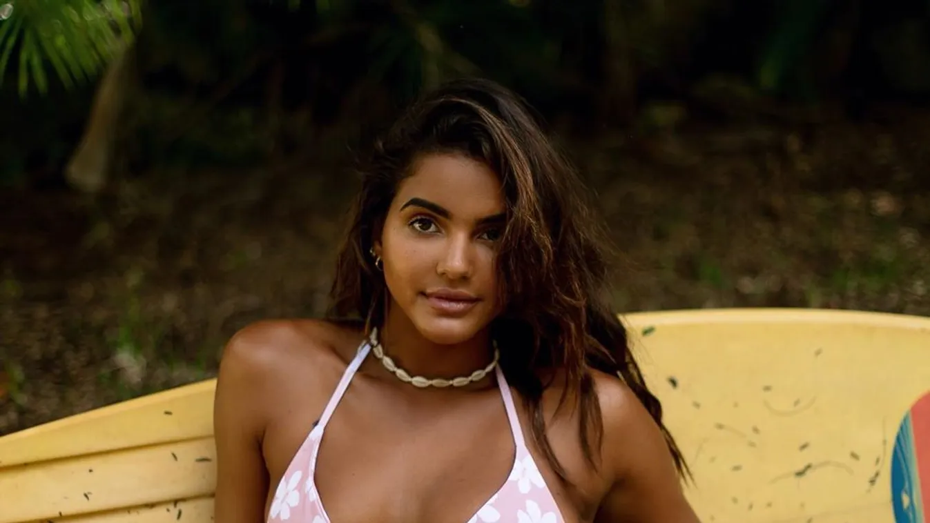 Monokini a parton, törölközés közben fotózták le a ringó mellű szörfös bombázót