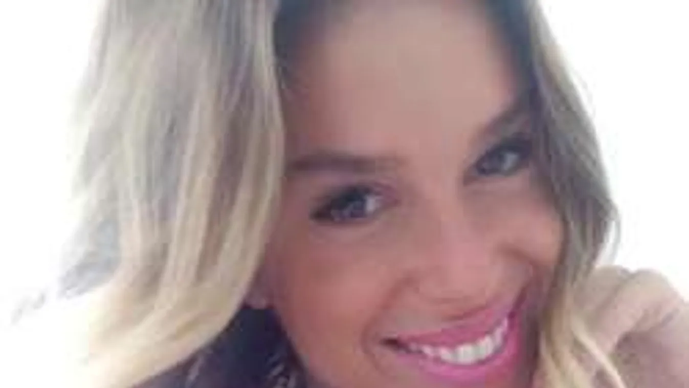 Teljesen átlátszó ruhában pózolt a szexi magyar sztár!