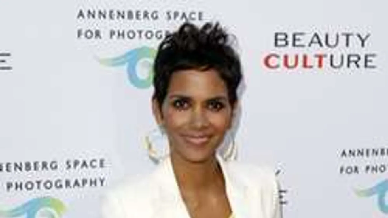 Egy szál kalapban pózolt a legszexisebb sztáranyuka!