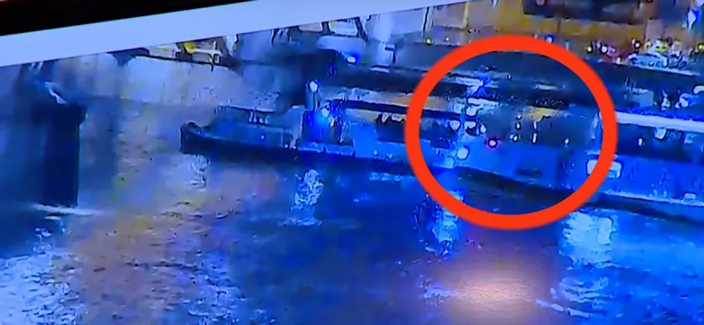 A pillanat, amikor a Hableányt letarolja a szállodahajó