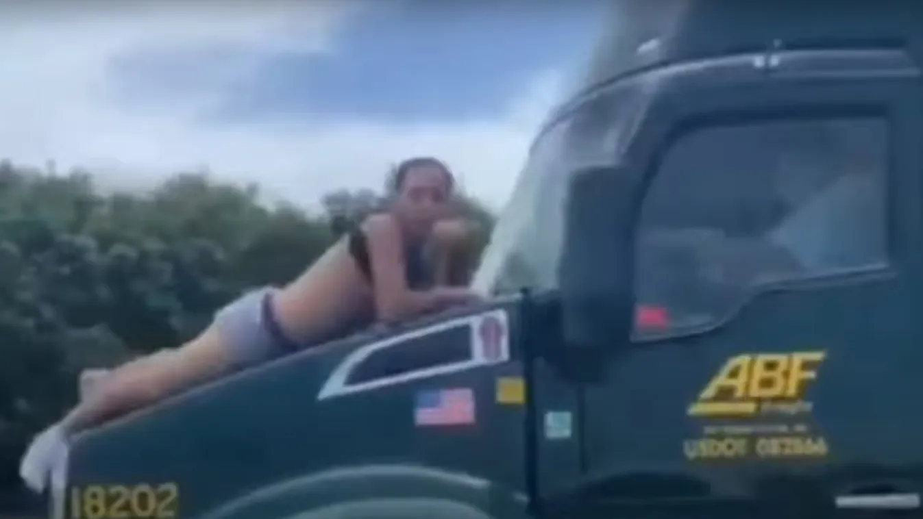 Sokkoló: véresen tapadt a mozgó kamion motorházára az elszánt férfi –videó