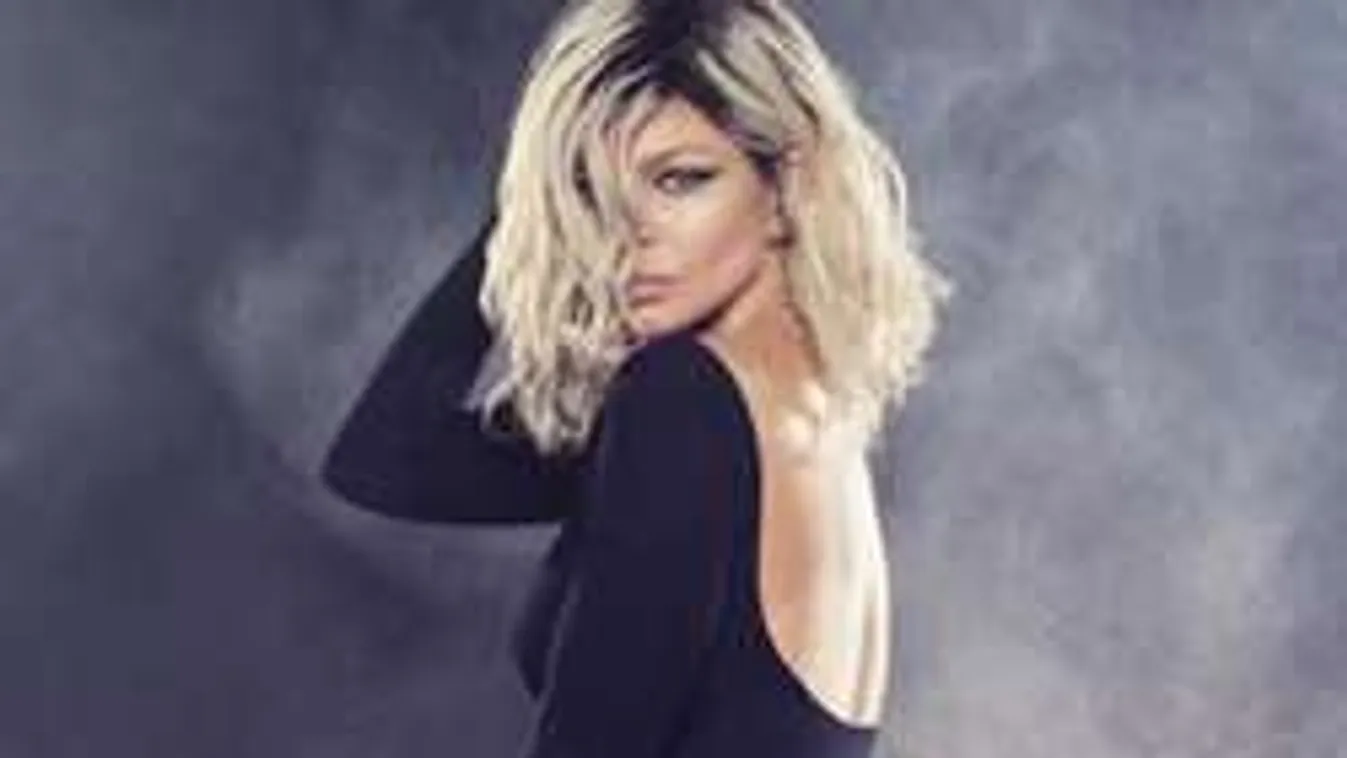 Topless hirdeti új dalait az átműtött sztáranyuka