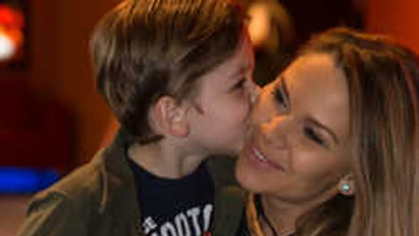 Így készül fiaival a farsangra Dundika