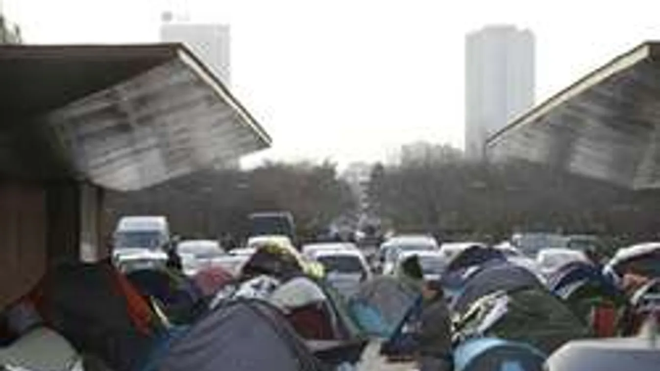 Migránsoktól lopják a rendőrök a takarókat