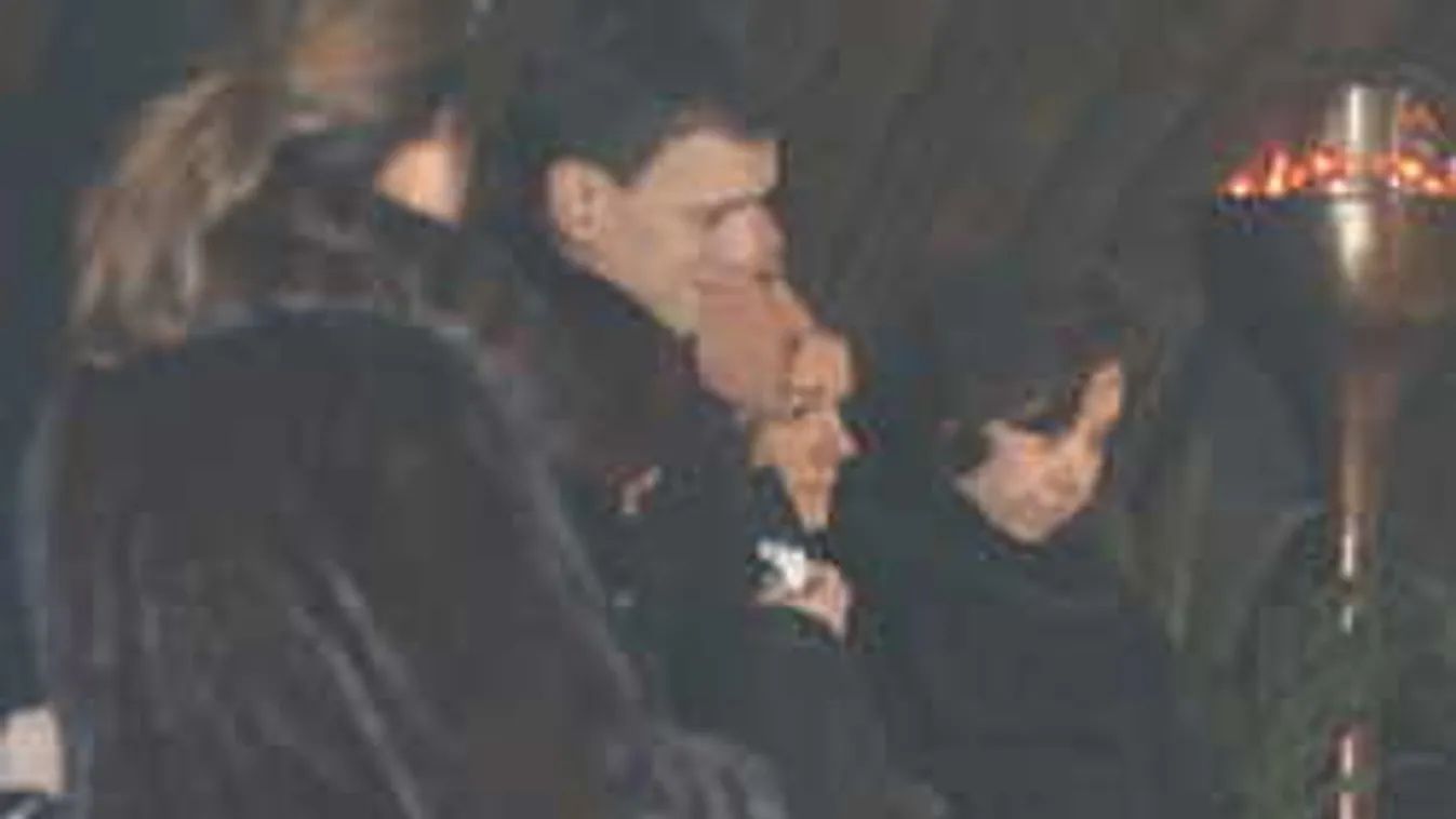 Klapka György felesége összeomlott a temetésen!