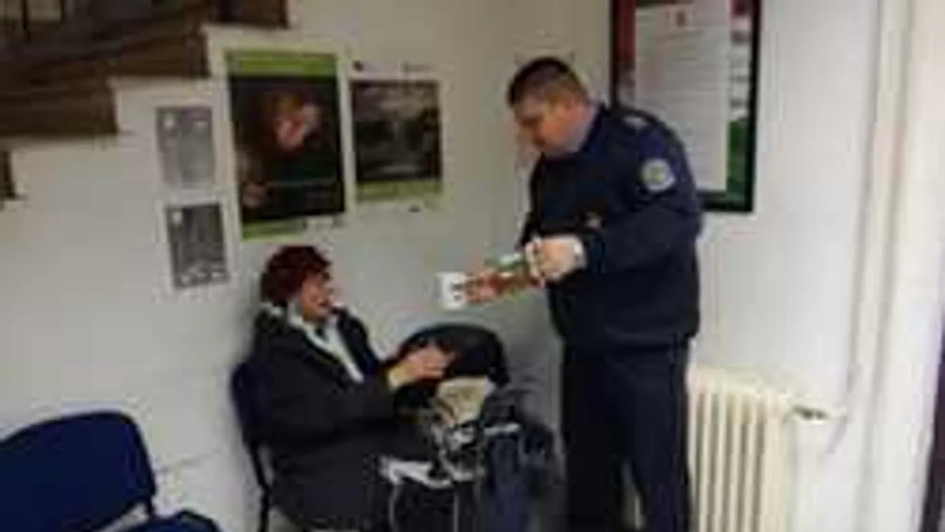 Kevésen múlt a baj: zavartan kóválygó nénire bukkant a magyar rendőr