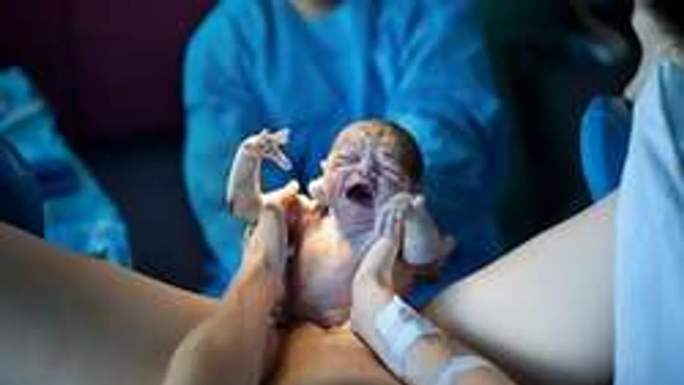 Borzalom a budapesti kórházban: Az ágyhoz kötözve szült a kismama!