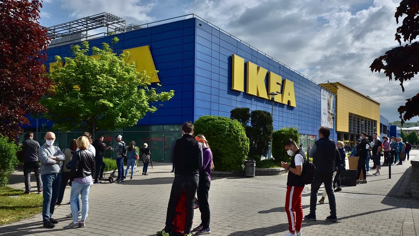 Akcióban reménykednek: tömött sorokban állnak az emberek az Ikeánál
