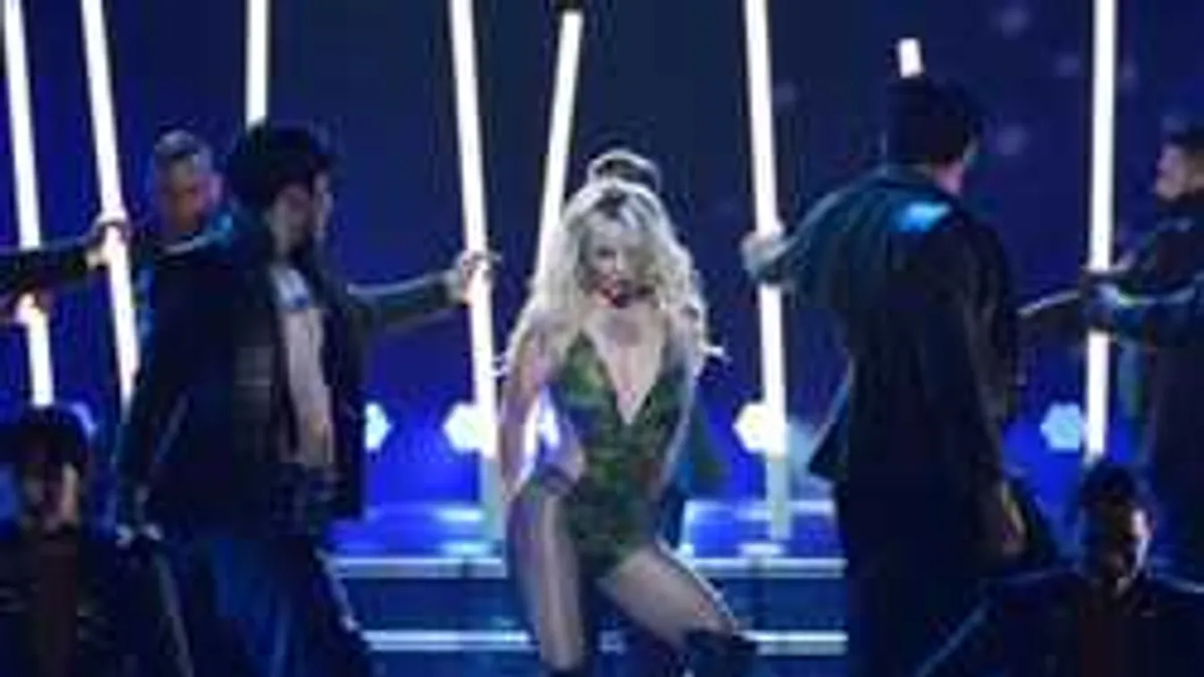 Színpadon esett ki Britney melle! - lefotózták