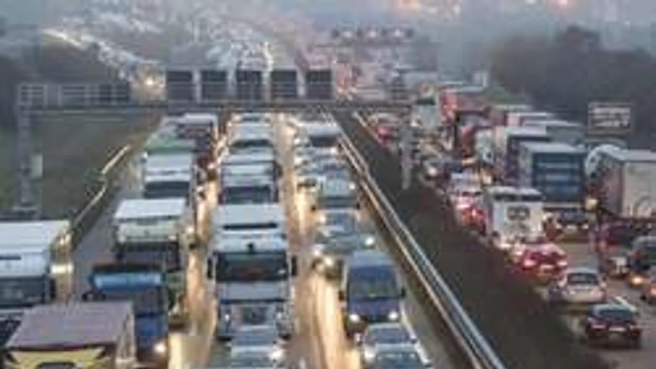 Ellenőriznek az osztrákok: több kilométeres torlódás Hegyeshalomnál