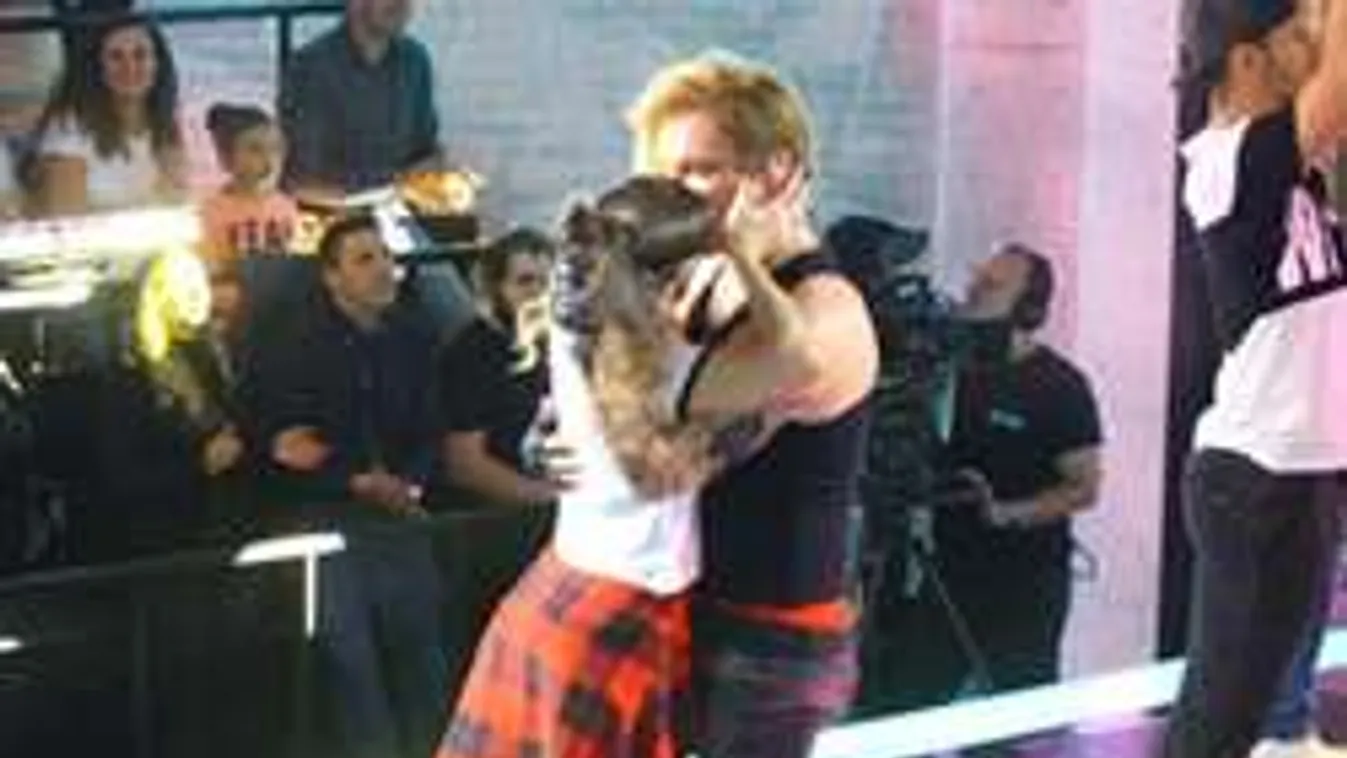 Hoppá: Színpadon csókolózott a magyar énekes!