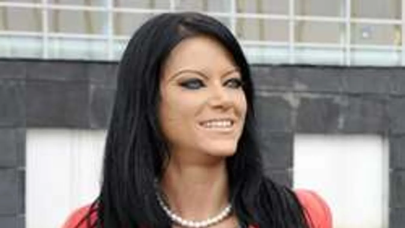 Fehérneműre vetkőzött az MSZP-s politikusnő