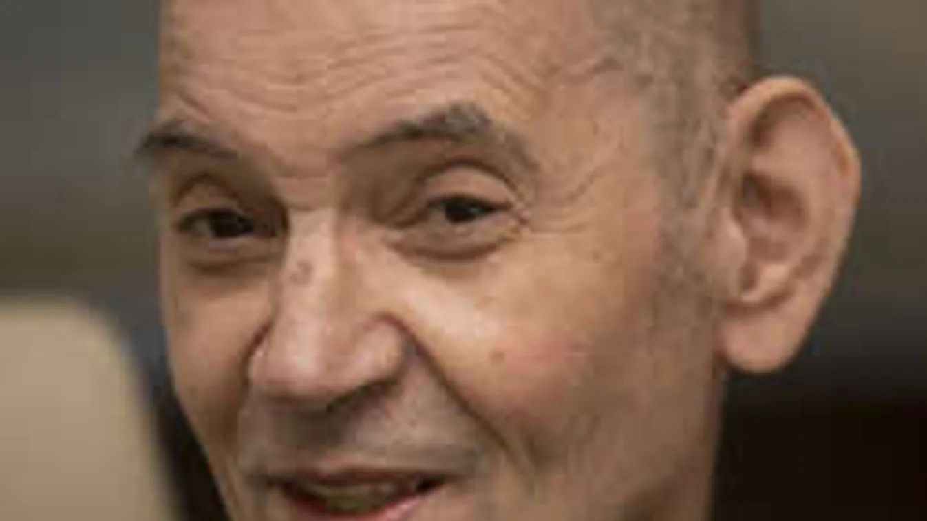 Idősebb lány vette el Paudits Béla szüzességét