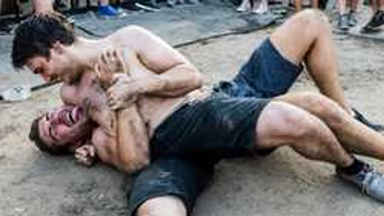 Már a koncert előtt egymásnak estek a félmeztelen fesztiválozók