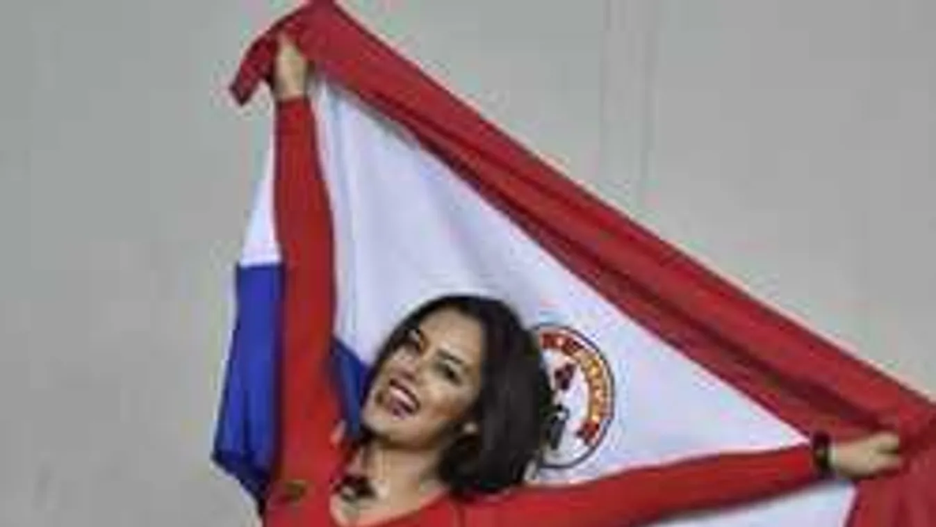 Mobil a cicik közt: újra villant a focimeccsek bombázója