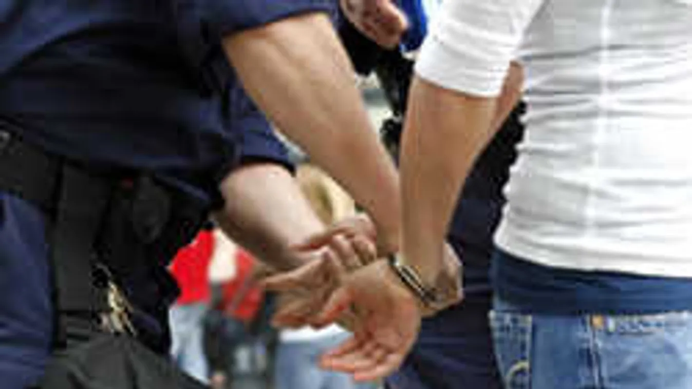 Elborult újságíró harapott a migránsok ellen intézkedő rendőrbe