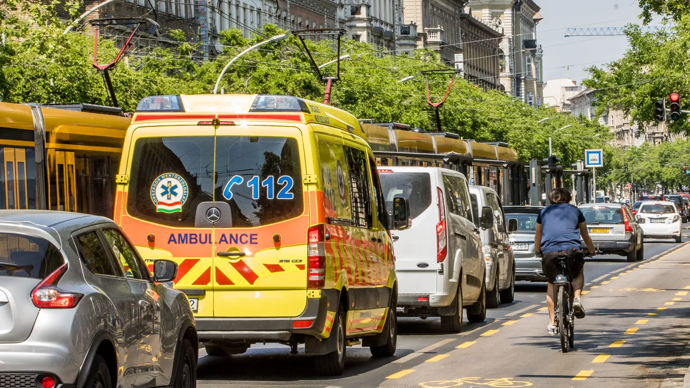 Üresek a Karácsony-féle biciklisávok, az autók dugóban araszolnak – videó