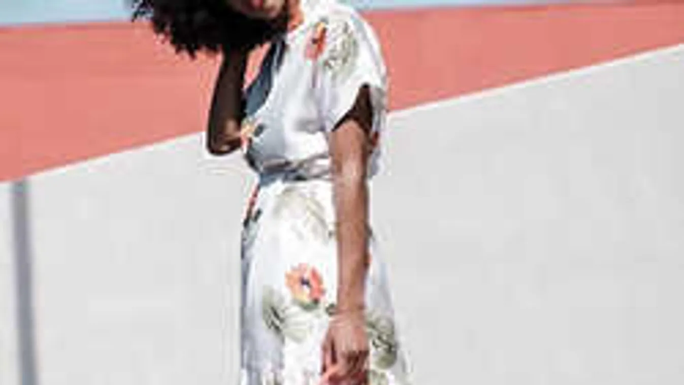 Ez a 6 egyszerű ruhadarab minden alacsony nőnek jól áll