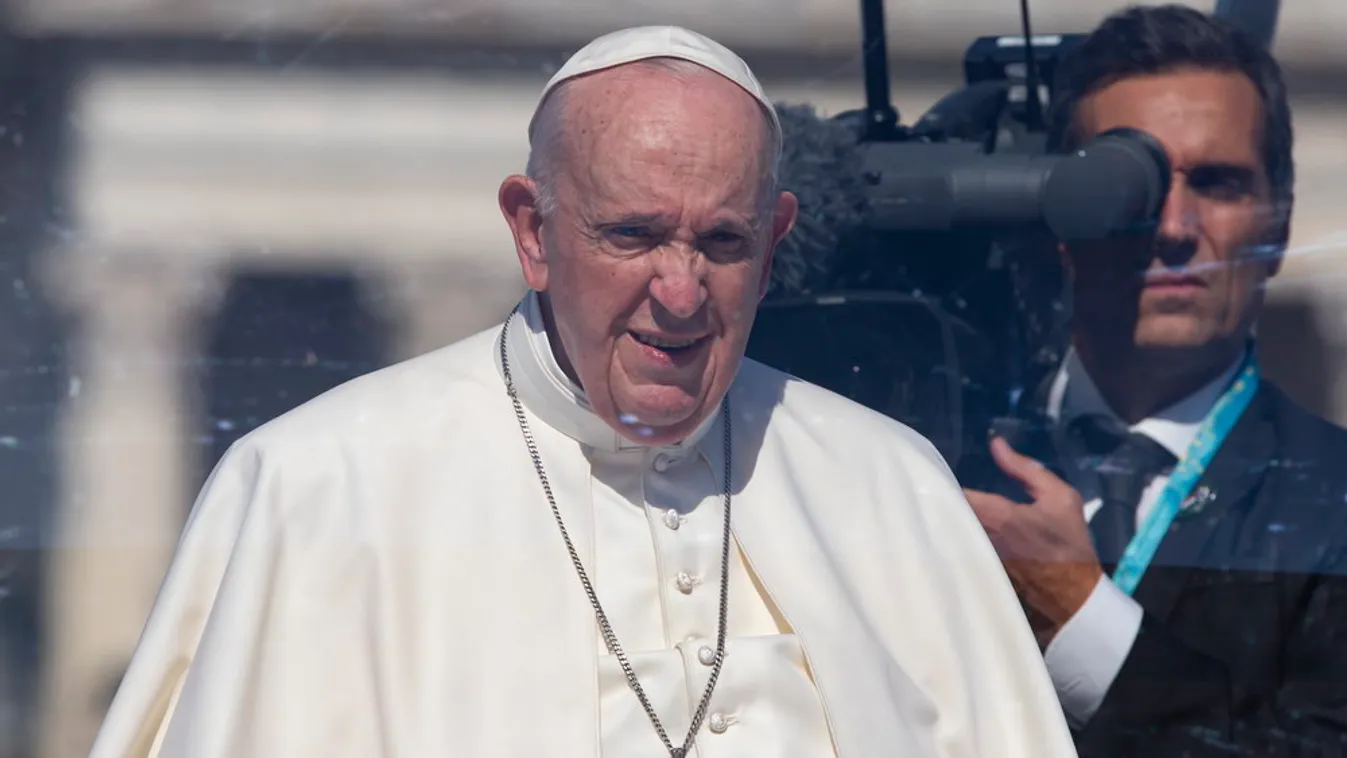 Ferenc pápa a családok védelmét sürgette a társadalmat uraló „demográfiai télben”