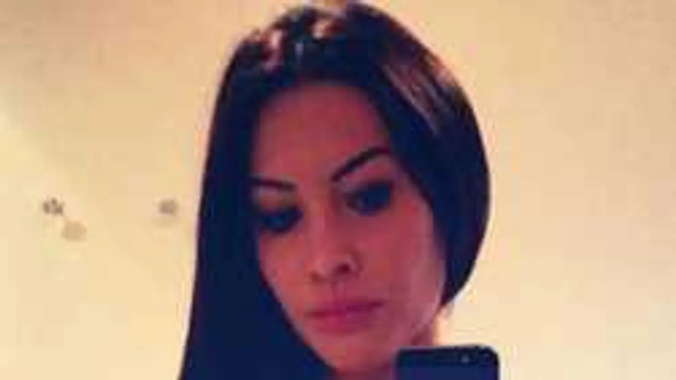 Lazán beterpeszt a nagy mellű modell