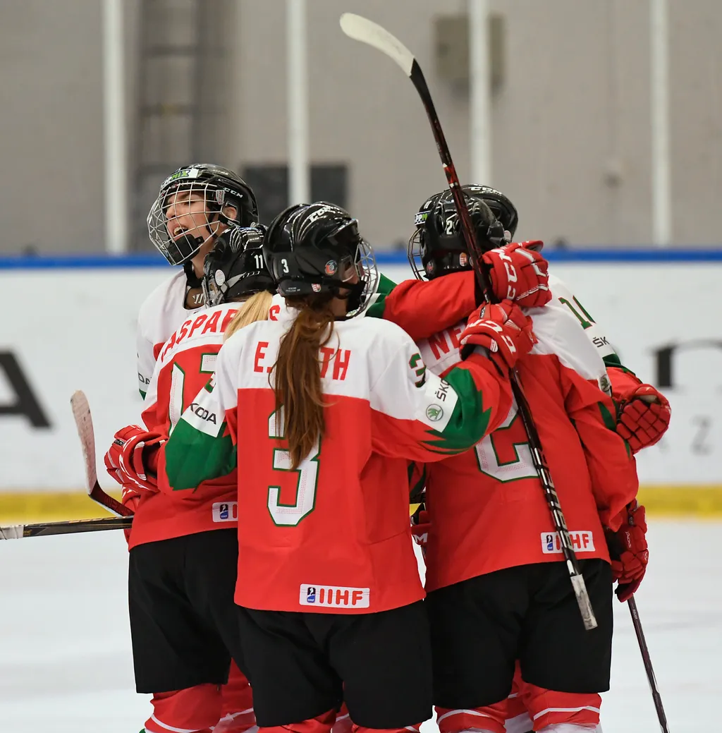 Április: Budapesten lett aranyérmes a magyar női jégkorong-válogatott a divízió I/A-s világbajnokságon. A csapat szövetségi kapitánya, a kanadai Pat Cortina a 2008-as szapporói divízió I-es vb-n vezette feljutásig a férfi válogatottat.