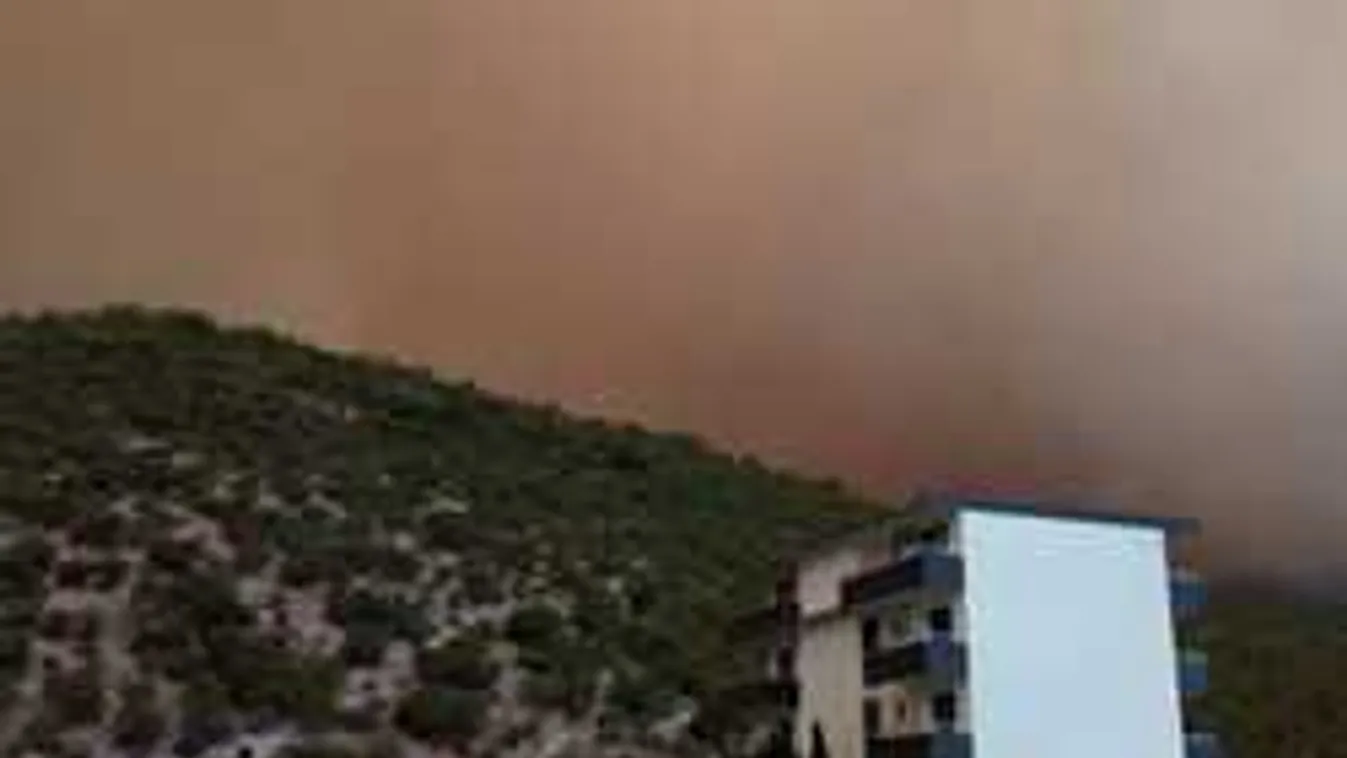 Vészhelyzet a turistaparadicsomban: menekülnek a magyar családok