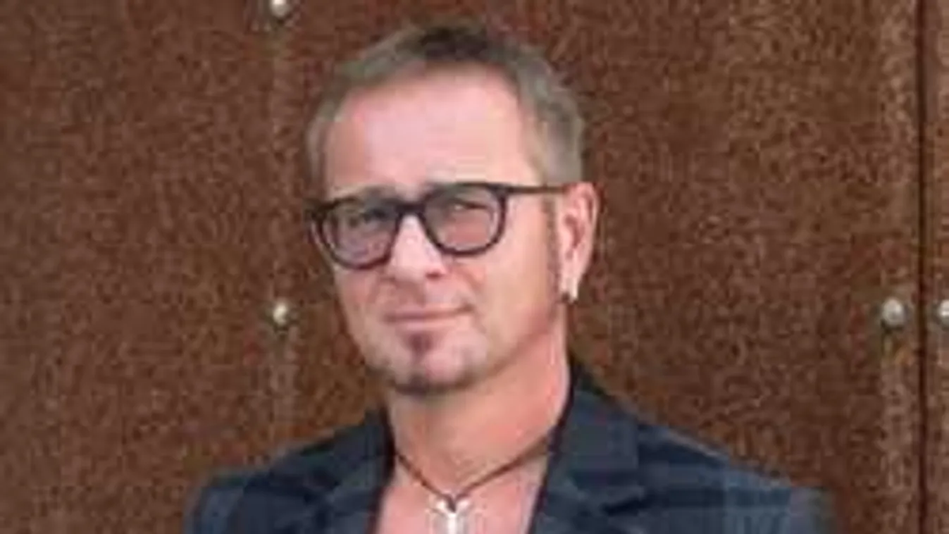 Kirúgása után magyarázkodik a magyar énekes