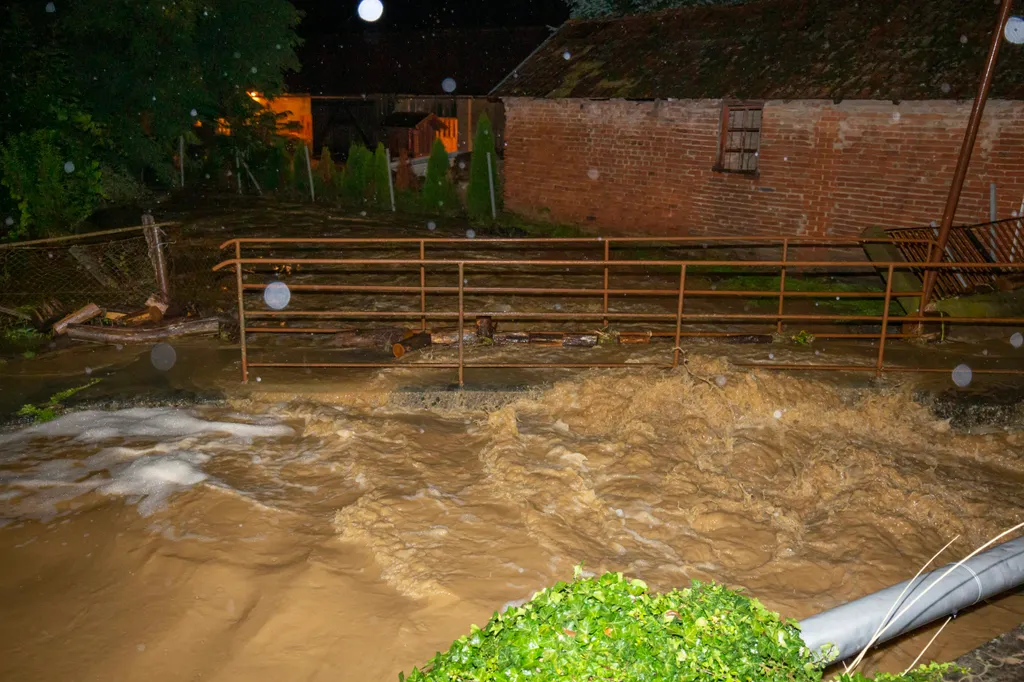 Vihar - Károkat okozott a hatalmas mennyiségû esõ Surdon