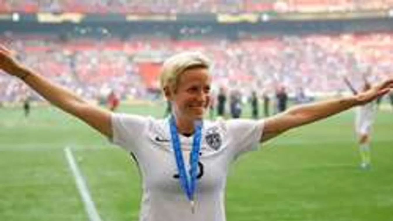 Túl nagyok a pucér focista lány mellei - fotók