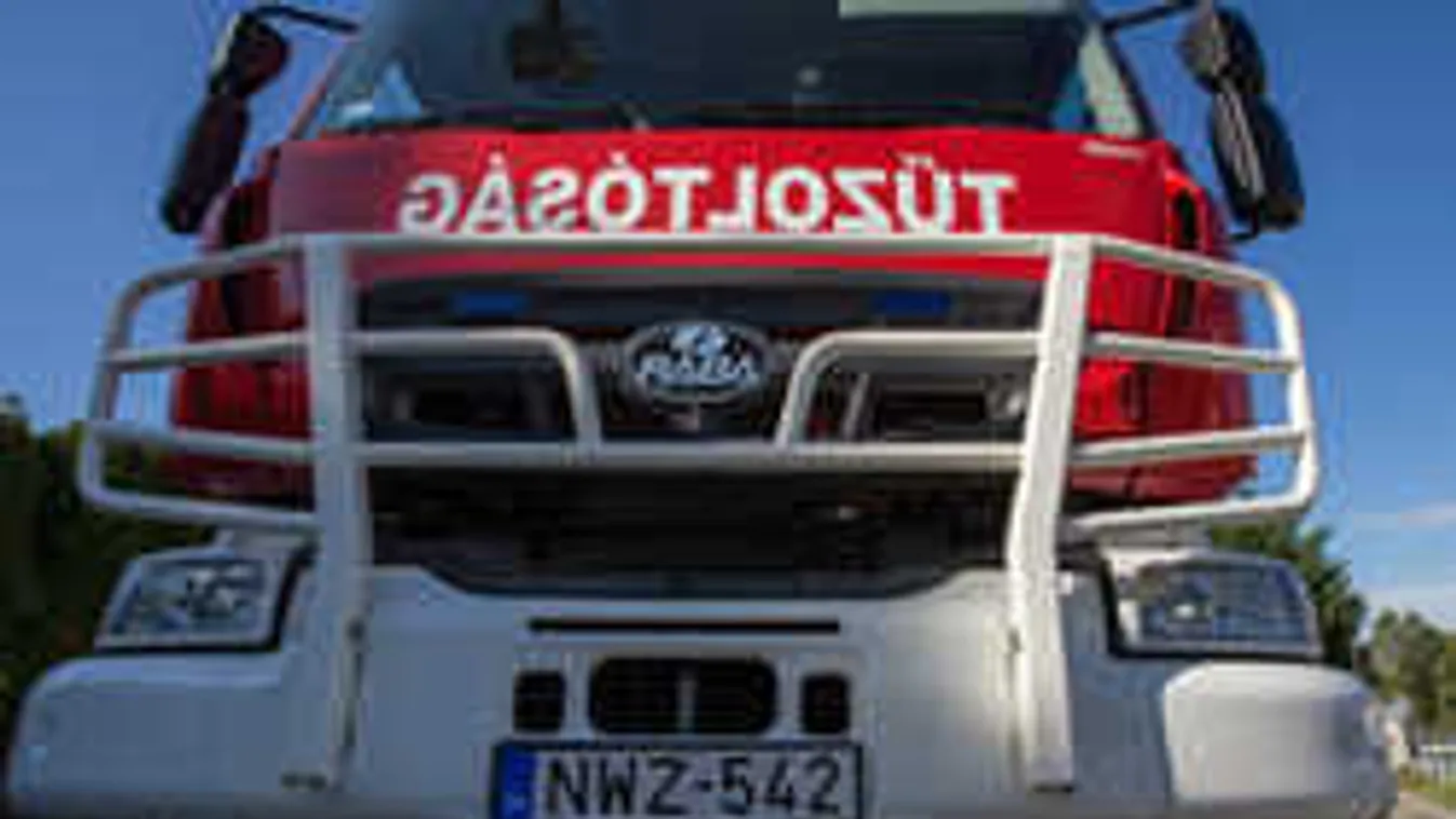 Rohannak a tűzoltók, kisbusz lángol a forgalmas főúton