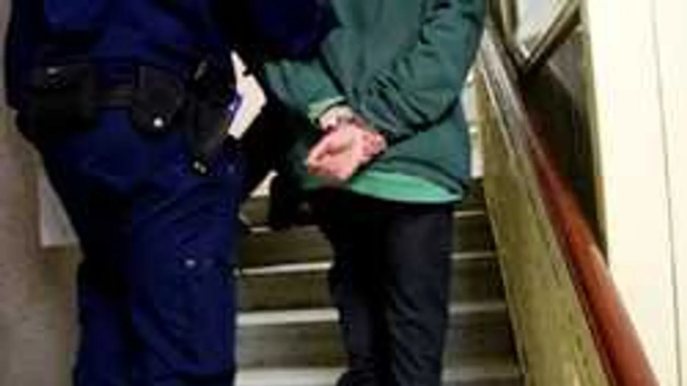 Kétszer szúrta meg apját