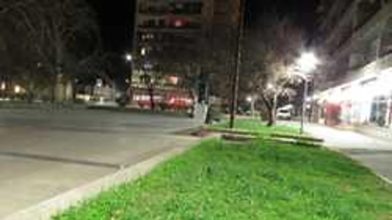 Döbbenet, a nyílt utcán tépte ki több gyerek kezéből is a telefont egy váci tini