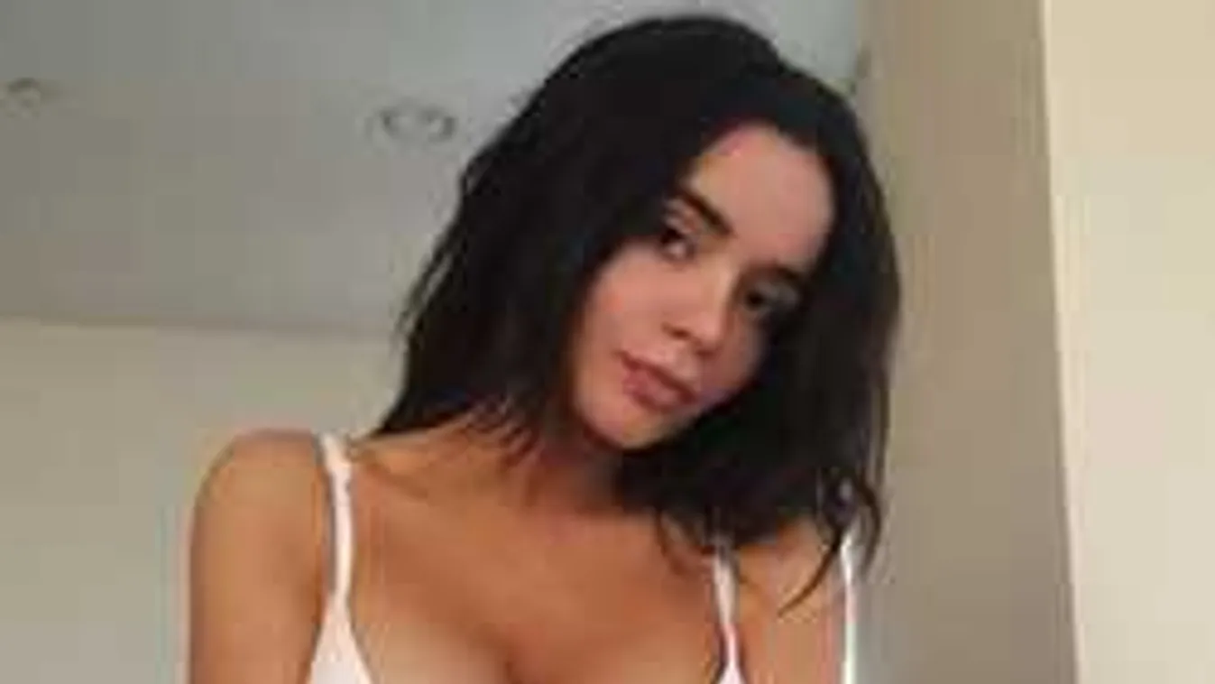 Kéjesen mutogatja meztelen testét a dögös jógalány