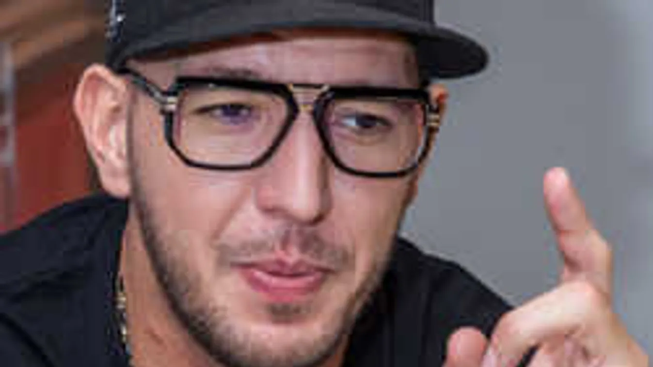 Durván nekimentek a rajongók Curtisnek